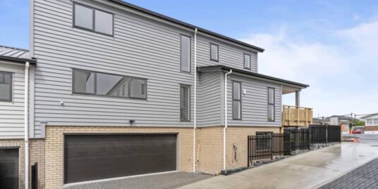 Te Atatu South, 5 bedrooms-Townhouse